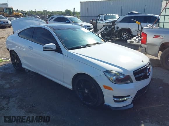 ✅ 2015 Mercedes-Benz C 250 • VIN: WDDGJ4HB2FG433897 • Lot: 42830216. Wystawiony na IAAI z przebiegiem 105 092 mil. Bezpłatny archiwum sprzedaży aukcyjnych z USA i szczegółowy raport historii pojazdu na DreamBid. Zdjęcie 1.