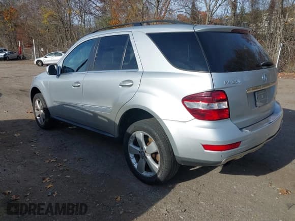 ✅ 2010 Mercedes-Benz M 350 • VIN: 4JGBB8GB5AA556966 • Lot: 43647038. Wystawiony na IAAI z przebiegiem 173 417 mil. Bezpłatny archiwum sprzedaży aukcyjnych z USA i szczegółowy raport historii pojazdu na DreamBid. Zdjęcie 3.