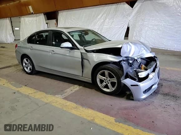 ✅ 2015 BMW 3 Series 328i xDrive • VIN: WBA3B5G50FNS13271 • Lot: 55094345. Wystawiony na Copart z przebiegiem 96 295 mil. Bezpłatny archiwum sprzedaży aukcyjnych z USA i szczegółowy raport historii pojazdu na DreamBid. Zdjęcie 13.