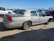 ✅ 2000 Ford Crown Victoria • VIN: 2FAFP73W8YX116581 • Lot: 42426805. Wystawiony na Copart z przebiegiem 122 218 mil. Bezpłatny archiwum sprzedaży aukcyjnych z USA i szczegółowy raport historii pojazdu na DreamBid. Zdjęcie 3.