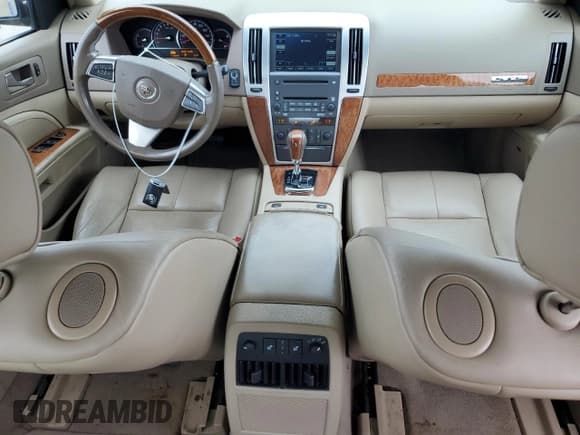 ✅ 2009 Cadillac STS RWD • VIN: 1G6DZ67A690171148 • Lot: 70279324. Wystawiony na Copart z przebiegiem 63 345 mil. Bezpłatny archiwum sprzedaży aukcyjnych z USA i szczegółowy raport historii pojazdu na DreamBid. Zdjęcie 8.