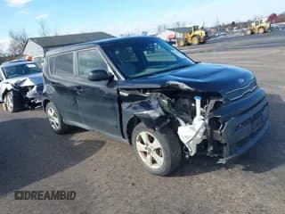 ✅ 2019 Kia Soul • VIN: KNDJN2A2XK7689329 • Lot: 43593527. Wystawiony na IAAI z przebiegiem 82 620 mil. Bezpłatny archiwum sprzedaży aukcyjnych z USA i szczegółowy raport historii pojazdu na DreamBid. Zdjęcie 1.