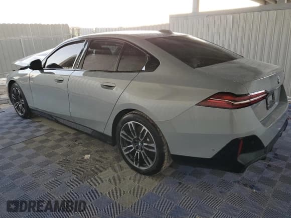 ✅ 2025 BMW 5 Series 530i • VIN: WBA43FJ02SCT64297 • Лот: 80742784. Опубликован ранее на Copart с пробегом 956 миль. Бесплатный доступ к архиву аукционных продаж из США и подробный отчёт об истории автомобиля на DreamBid. Изображение 2.