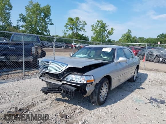 ✅ 2004 Lincoln Town Car Signature • VIN: 1LNHM81W94Y682713 • Лот: 42937168. Опубликован ранее на IAAI с пробегом 98 004 миль. Бесплатный доступ к архиву аукционных продаж из США и подробный отчёт об истории автомобиля на DreamBid. Изображение 18.