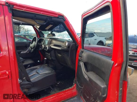 ✅ 2017 Jeep Wrangler Unlimited Rubicon Recon • VIN: 1C4BJWFG3HL709061 • Lot: 43798024. Listed on IAAI with 85,801 mi. Free auction sales archive from the USA and detailed vehicle history report at DreamBid. Image 5.