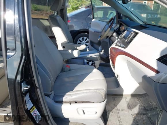 ✅ 2012 Toyota Sienna XLE • VIN: 5TDDK3DC2CS041006 • Lot: 43091188. Listed on IAAI with 178,385 mi. Free auction sales archive from the USA and detailed vehicle history report at DreamBid. Image 5.