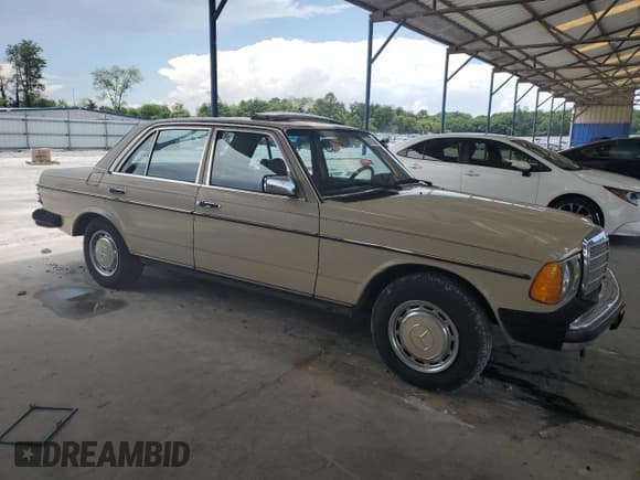 ✅ 1982 Mercedes-Benz 240 • VIN: WDBAB23A5CB334921 • Lot: 61423295. Wystawiony na Copart z przebiegiem 289 133 mil. Bezpłatny archiwum sprzedaży aukcyjnych z USA i szczegółowy raport historii pojazdu na DreamBid. Zdjęcie 4.