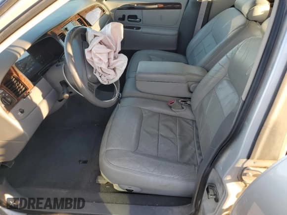 ✅ 1998 Lincoln Town Car Signature • VIN: 1LNFM82W4WY683955 • Lot: 92408325. Listed on Copart with 161,934 mi. Free auction sales archive from the USA and detailed vehicle history report at DreamBid. Image 7.