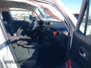 ✅ 2018 Jeep Renegade Sport • VIN: ZACCJBAB9JPH83336 • Lot: 41555991. Wystawiony na IAAI z przebiegiem 37 288 mil. Bezpłatny archiwum sprzedaży aukcyjnych z USA i szczegółowy raport historii pojazdu na DreamBid. Zdjęcie 5.