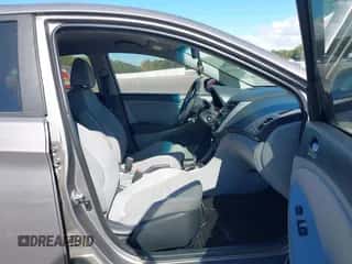 2017 Hyundai Accent SE z VIN KMHCT4AE8HU357478, wystawiony jako IAAI lot #43402918 z przebiegiem 110 717 mil mil oraz . Historia ofert i sprzedaży dostępna na DreamBid. Obrazek 5.