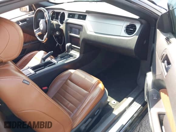 2014 Ford Mustang V6 с VIN 1ZVBP8EM0E5275146, выставлен на аукционе IAAI как лот 42606251 с пробегом 42 663 миль миль и . История ставок и продаж доступна на DreamBid. Изображение 5.