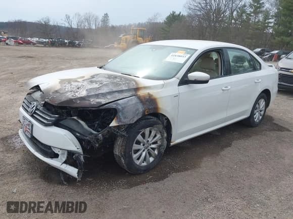 ✅ 2014 Volkswagen Passat S • VIN: 1VWAP7A33EC017587 • Lot: 41838053. Wystawiony na IAAI z przebiegiem 100 000 mil. Bezpłatny archiwum sprzedaży aukcyjnych z USA i szczegółowy raport historii pojazdu na DreamBid. Zdjęcie 2.