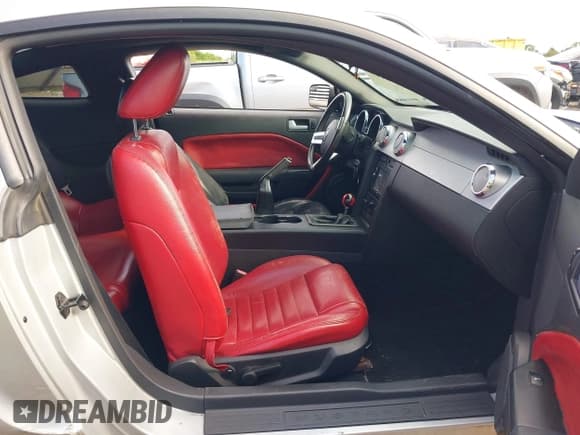 ✅ 2005 Ford Mustang GT Deluxe • VIN: 1ZVFT82H555245659 • Lot: 42318112. Listed on IAAI with 162,749 mi. Free auction sales archive from the USA and detailed vehicle history report at DreamBid. Image 5.
