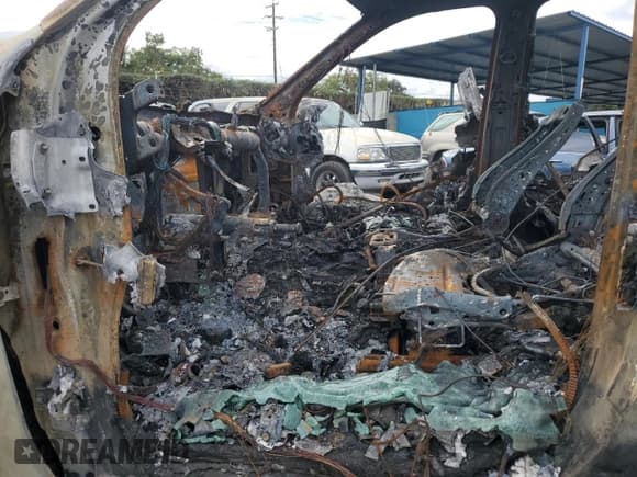 ✅ 2019 Chevrolet Silverado 1500 RST • VIN: 1GCUYEED1KZ134288 • Lot: 82211675. Wystawiony na Copart z przebiegiem Nie podano. Bezpłatny archiwum sprzedaży aukcyjnych z USA i szczegółowy raport historii pojazdu na DreamBid. Zdjęcie 7.