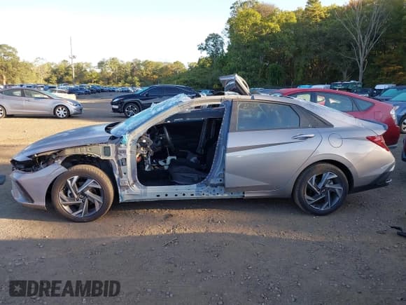 ✅ 2025 Hyundai Elantra SEL Sport • VIN: KMHLM4DG6SU933179 • Lot: 43275340. Wystawiony na IAAI z przebiegiem 44 mil. Bezpłatny archiwum sprzedaży aukcyjnych z USA i szczegółowy raport historii pojazdu na DreamBid. Zdjęcie 15.