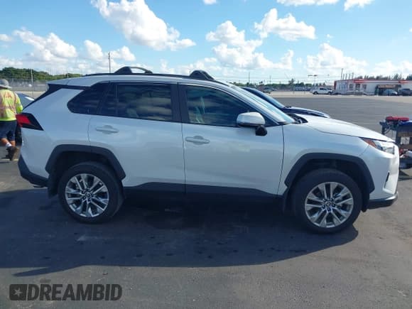 ✅ 2024 Toyota RAV4 XLE Premium • VIN: 2T3C1RFVXRW344610 • Lot: 43502919. Listed on IAAI with 14,081 mi. Free auction sales archive from the USA and detailed vehicle history report at DreamBid. Image 13.
