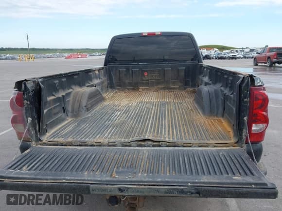 ✅ 2003 Chevrolet Silverado 2500HD LT • VIN: 1GCHK29133E152205 • Lot: 43109431. Wystawiony na IAAI z przebiegiem 267 461 mil. Bezpłatny archiwum sprzedaży aukcyjnych z USA i szczegółowy raport historii pojazdu na DreamBid. Zdjęcie 17.