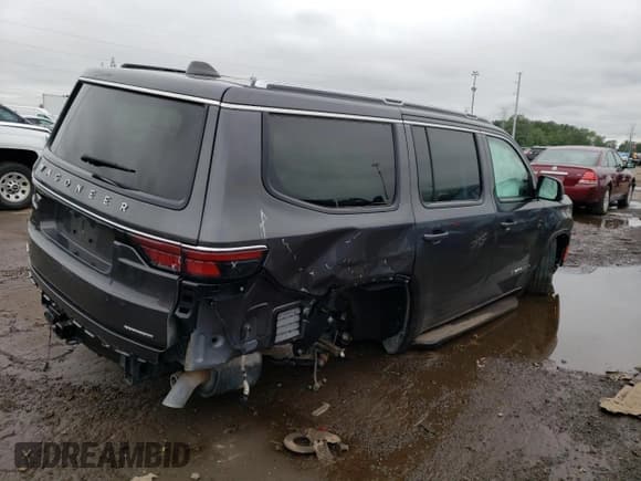 ✅ 2022 Jeep Wagoneer Series II • VIN: 1C4SJVBT9NS108039 • Lot: 65415343. Wystawiony na Copart z przebiegiem Nie podano. Bezpłatny archiwum sprzedaży aukcyjnych z USA i szczegółowy raport historii pojazdu na DreamBid. Zdjęcie 3.