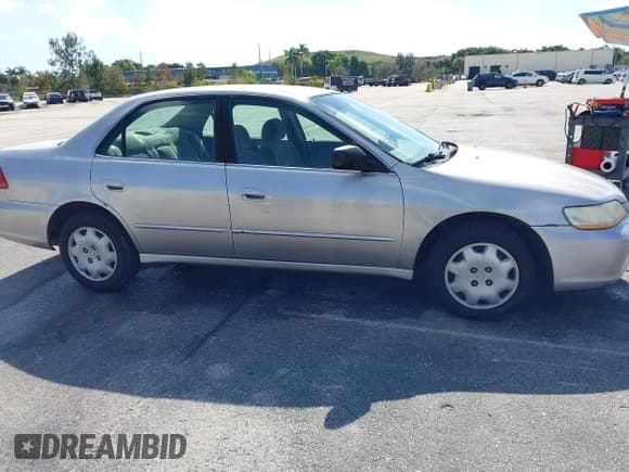 ✅ 1998 Honda Accord LX • VIN: 1HGCG5645WA212204 • Лот: 43726920. Опубликован ранее на IAAI с пробегом Не указан. Бесплатный доступ к архиву аукционных продаж из США и подробный отчёт об истории автомобиля на DreamBid. Изображение 6.