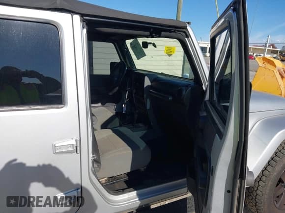 ✅ 2007 Jeep Wrangler Unlimited Sahara • VIN: 1J4GB59167L152708 • Lot: 43722971. Listed on IAAI with 215,920 mi. Free auction sales archive from the USA and detailed vehicle history report at DreamBid. Image 5.