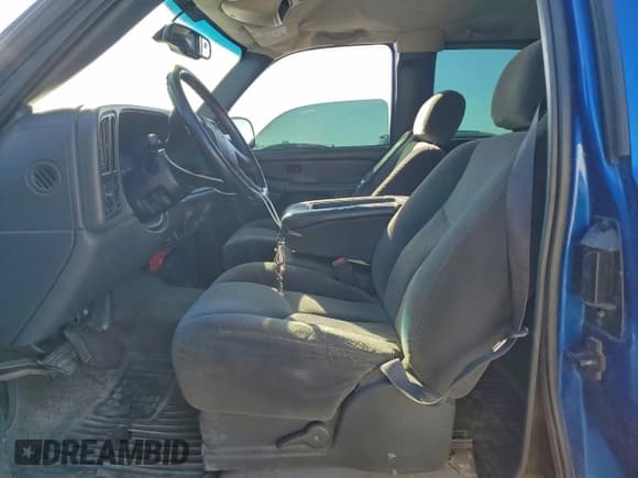 ✅ 2004 Chevrolet Silverado 1500 LS • VIN: 2GCEC19TX41108989 • Lot: 89694675. Wystawiony na Copart z przebiegiem 196 736 mil. Bezpłatny archiwum sprzedaży aukcyjnych z USA i szczegółowy raport historii pojazdu na DreamBid. Zdjęcie 7.