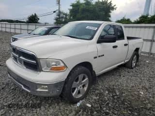 2009 Dodge 1500 SLT z VIN 1D3HV18TX9S756355, wystawiony jako Copart lot #65255305 z przebiegiem 169 923 mil mil oraz Czysty tytuł • Clean title. Historia ofert i sprzedaży dostępna na DreamBid. Obrazek 1.