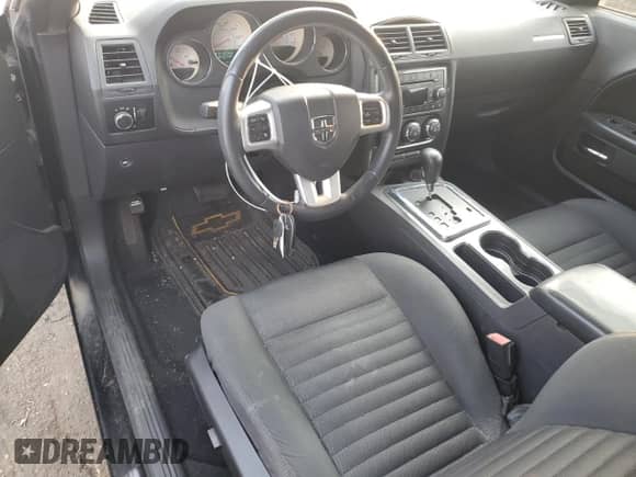 2013 Dodge Challenger SXT z VIN 2C3CDYAG8DH530525, wystawiony jako Copart lot #64064784 z przebiegiem 87 118 mil mil oraz Szkoda całkowita • Salvage title. Historia ofert i sprzedaży dostępna na DreamBid. Obrazek 8.