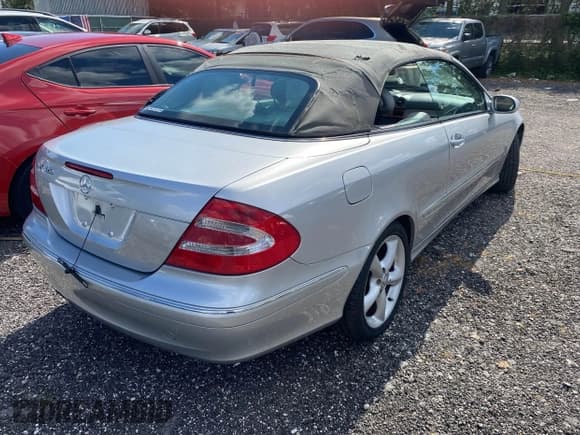 ✅ 2005 Mercedes-Benz CLK 320 • VIN: WDBTK65GX5T052787 • Lot: 43741645. Listed on IAAI with 158,426 mi. Free auction sales archive from the USA and detailed vehicle history report at DreamBid. Image 4.