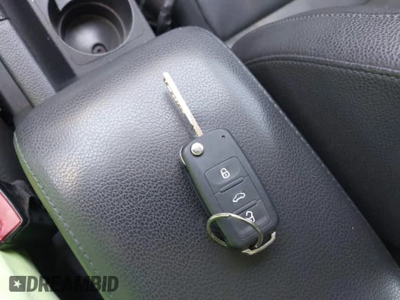 ✅ 2010 Volkswagen Jetta Limited Edition • VIN: 3VWRX7AJ1AM099362 • Lot: 42318046. Listed on IAAI with 264,425 mi. Free auction sales archive from the USA and detailed vehicle history report at DreamBid. Image 11.