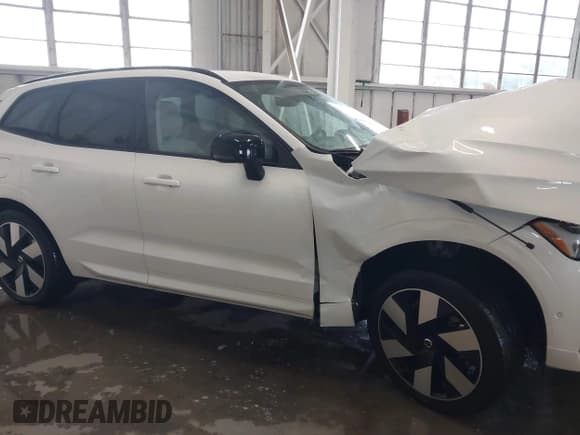 ✅ 2024 Volvo XC60 Plus Dark Theme • VIN: YV4H60DL5R1782435 • Lot: 42910415. Listed on IAAI with 30,065 mi. Free auction sales archive from the USA and detailed vehicle history report at DreamBid. Image 14.