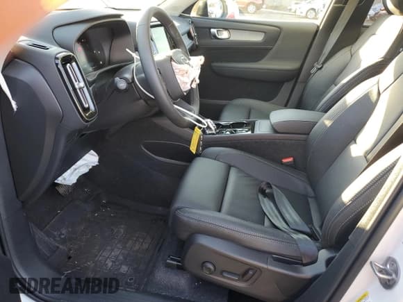 ✅ 2025 Volvo XC40 Plus Dark Theme • VIN: YV4L12UC2S2488009 • Lot: 93504435. Listed on Copart with 440 mi. Free auction sales archive from the USA and detailed vehicle history report at DreamBid. Image 7.