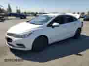 2018 Chevrolet Cruze LS z VIN 1G1BC5SM1J7180037, wystawiony jako Copart lot #71641325 z przebiegiem 143 272 mil mil oraz Szkoda całkowita • Salvage title. Historia ofert i sprzedaży dostępna na DreamBid. Obrazek 1.