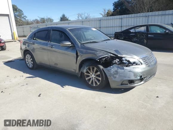 ✅ 2012 Chrysler 200 Touring • VIN: 1C3CCBBB3CN117615 • Lot: 93116135. Wystawiony na Copart z przebiegiem 208 614 mil. Bezpłatny archiwum sprzedaży aukcyjnych z USA i szczegółowy raport historii pojazdu na DreamBid. Zdjęcie 4.