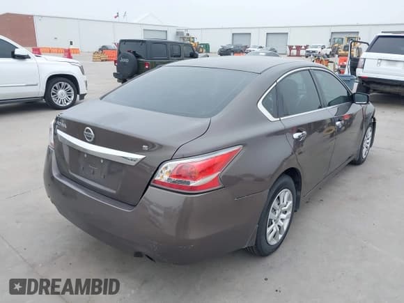 ✅ 2015 Nissan Altima S • VIN: 1N4AL3AP8FC156731 • Лот: 42331340. Опубликован ранее на IAAI с пробегом 263 945 миль. Бесплатный доступ к архиву аукционных продаж из США и подробный отчёт об истории автомобиля на DreamBid. Изображение 4.