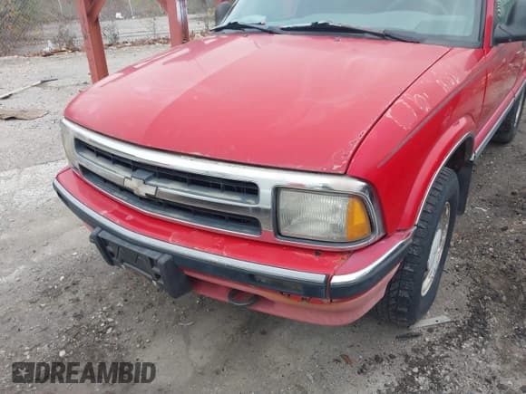 ✅ 1996 Chevrolet Blazer • VIN: 1GNDT13W0T2211682 • Lot: 40969476. Wystawiony na IAAI z przebiegiem 145 945 mil. Bezpłatny archiwum sprzedaży aukcyjnych z USA i szczegółowy raport historii pojazdu na DreamBid. Zdjęcie 6.