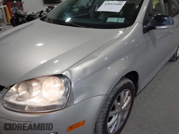 ✅ 2010 Volkswagen Jetta Limited Edition • VIN: 3VWAX7AJ3AM123190 • Lot: 43015100. Listed on IAAI with 182,384 mi. Free auction sales archive from the USA and detailed vehicle history report at DreamBid. Image 16.