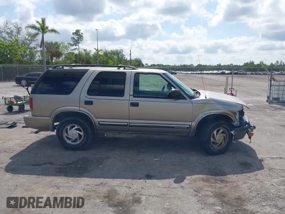 ✅ 2001 Chevrolet Blazer LT • VIN: 1GNDT13WX12114776 • Lot: 42311346. Wystawiony na IAAI z przebiegiem 169 630 mil. Bezpłatny archiwum sprzedaży aukcyjnych z USA i szczegółowy raport historii pojazdu na DreamBid. Zdjęcie 14.