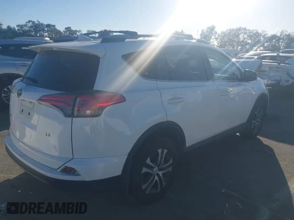 ✅ 2018 Toyota RAV4 LE • VIN: JTMZFREV0JJ193308 • Lot: 43520223. Listed on IAAI with 87,387 mi. Free auction sales archive from the USA and detailed vehicle history report at DreamBid. Image 4.