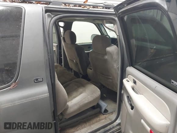 ✅ 2000 Chevrolet Suburban LT • VIN: 3GNFK16T9YG114685 • Lot: 43566273. Listed on IAAI with 233,734 mi. Free auction sales archive from the USA and detailed vehicle history report at DreamBid. Image 8.