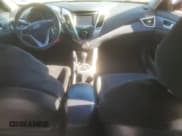 ✅ 2016 Hyundai Veloster • VIN: KMHTC6AD9GU269055 • Lot: 48638635. Wystawiony na Copart z przebiegiem 121 880 mil. Bezpłatny archiwum sprzedaży aukcyjnych z USA i szczegółowy raport historii pojazdu na DreamBid. Zdjęcie 8.