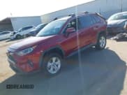 ✅ 2021 Toyota RAV4 Hybrid XLE • VIN: 2T3R6RFV9MW005275 • Lot: 43511592. Wystawiony na IAAI z przebiegiem 114 324 mil. Bezpłatny archiwum sprzedaży aukcyjnych z USA i szczegółowy raport historii pojazdu na DreamBid. Zdjęcie 2.