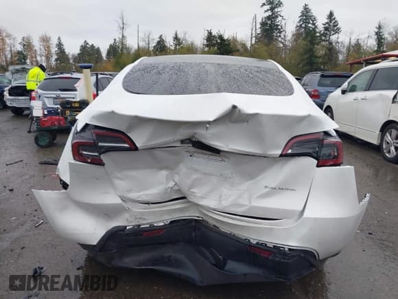 ✅ 2025 Tesla Model Y Long Range • VIN: 7SAYGAEE5SF306207 • Lot: 43704357. Wystawiony na IAAI z przebiegiem 10 945 mil. Bezpłatny archiwum sprzedaży aukcyjnych z USA i szczegółowy raport historii pojazdu na DreamBid. Zdjęcie 16.