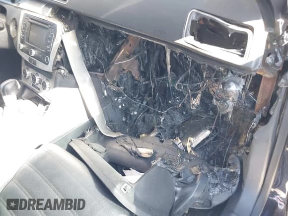 ✅ 2013 Volkswagen CC R-Line • VIN: WVWBP7AN6DE566034 • Lot: 41325221. Wystawiony na IAAI z przebiegiem Nie podano. Bezpłatny archiwum sprzedaży aukcyjnych z USA i szczegółowy raport historii pojazdu na DreamBid. Zdjęcie 6.