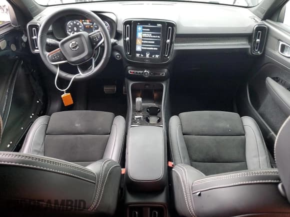 ✅ 2022 Volvo XC40 R-Design • VIN: YV4162UM7N2769504 • Lot: 69585735. Wystawiony na Copart z przebiegiem 37 041 mil. Bezpłatny archiwum sprzedaży aukcyjnych z USA i szczegółowy raport historii pojazdu na DreamBid. Zdjęcie 8.