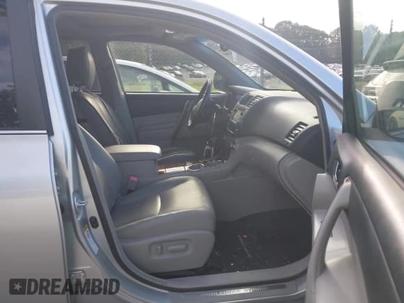 ✅ 2013 Toyota Highlander Limited • VIN: JTEDC3EH3D2011606 • Lot: 43241868. Wystawiony na IAAI z przebiegiem 123 556 mil. Bezpłatny archiwum sprzedaży aukcyjnych z USA i szczegółowy raport historii pojazdu na DreamBid. Zdjęcie 5.