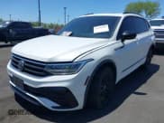✅ 2022 Volkswagen Tiguan SE R-Line Black • VIN: 3VVCB7AX3NM073218 • Лот: 42254388. Опубликован ранее на IAAI с пробегом 31 998 миль. Бесплатный доступ к архиву аукционных продаж из США и подробный отчёт об истории автомобиля на DreamBid. Изображение 2.