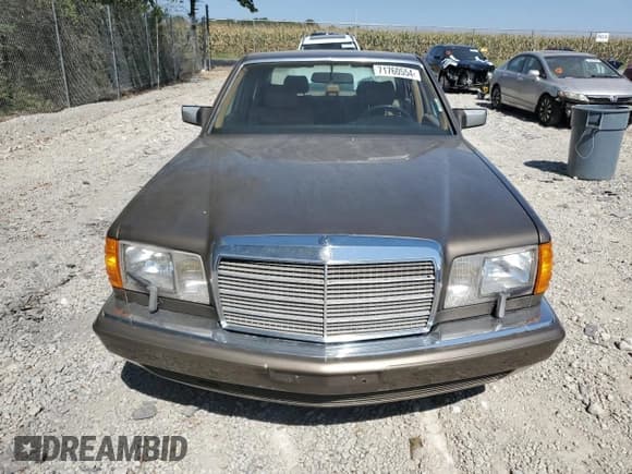✅ 1987 Mercedes-Benz 420 SEL • VIN: WDBCA35D0HA311262 • Lot: 71760554. Wystawiony na Copart z przebiegiem 185 520 mil. Bezpłatny archiwum sprzedaży aukcyjnych z USA i szczegółowy raport historii pojazdu na DreamBid. Zdjęcie 5.