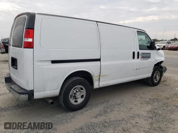 ✅ 2022 Chevrolet Express Cargo • VIN: 1GCWGAFP6N1206960 • Lot: 85593115. Wystawiony na Copart z przebiegiem 57 513 mil. Bezpłatny archiwum sprzedaży aukcyjnych z USA i szczegółowy raport historii pojazdu na DreamBid. Zdjęcie 3.
