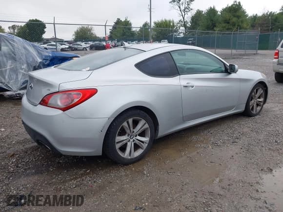 ✅ 2010 Hyundai Genesis Coupe Track • VIN: KMHHU6KH4AU012784 • Lot: 43294173. Wystawiony na IAAI z przebiegiem 205 821 mil. Bezpłatny archiwum sprzedaży aukcyjnych z USA i szczegółowy raport historii pojazdu na DreamBid. Zdjęcie 4.