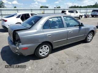 2003 Hyundai Accent GL z VIN KMHCG45C63U476751, wystawiony jako Copart lot #66774675 z przebiegiem 113 600 mil mil oraz Szkoda całkowita • Salvage title. Historia ofert i sprzedaży dostępna na DreamBid. Obrazek 3.